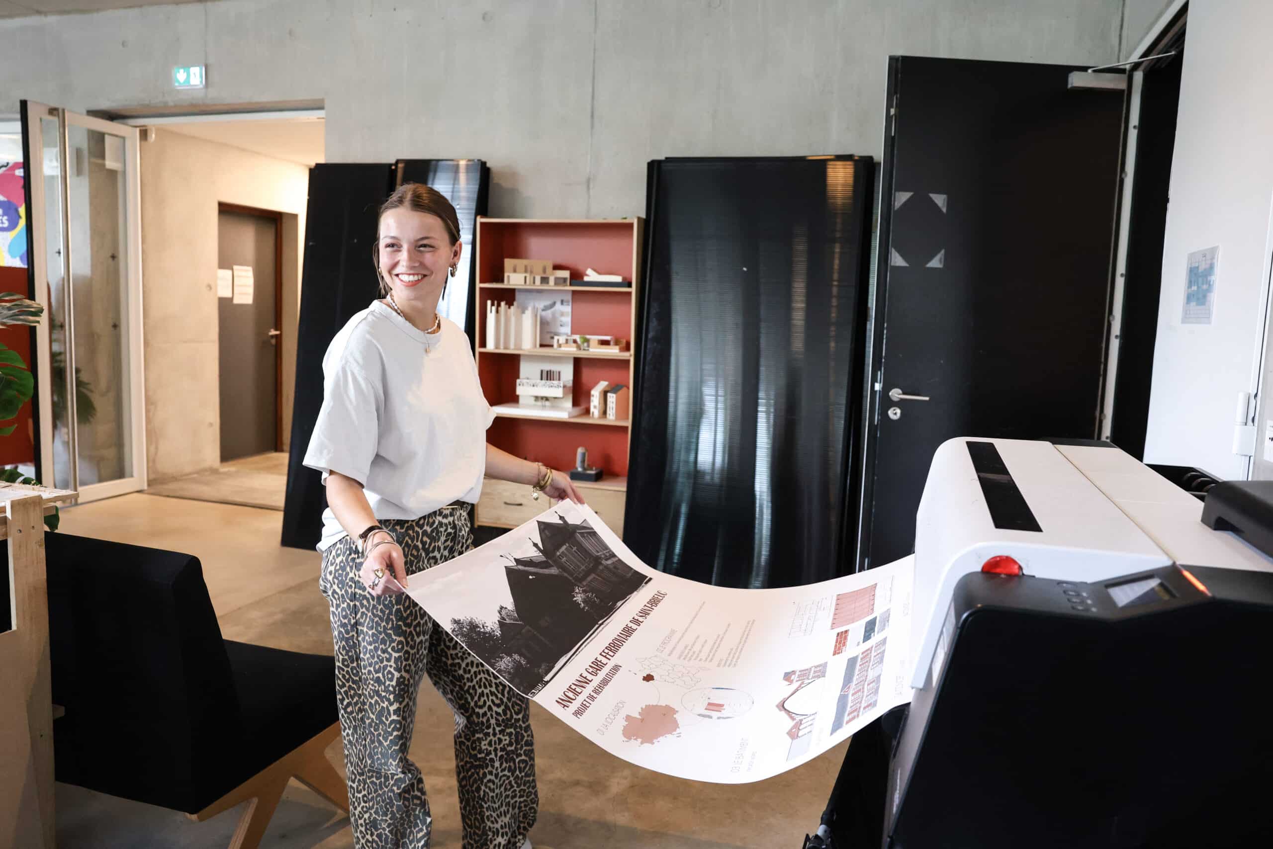 Étudiante en design graphique imprimant un projet de fin d’année à l’IFFDEC Rennes