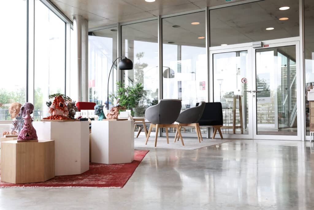 Espace d’accueil de l’IFFDEC Rennes avec sculptures d’étudiants et mobilier design