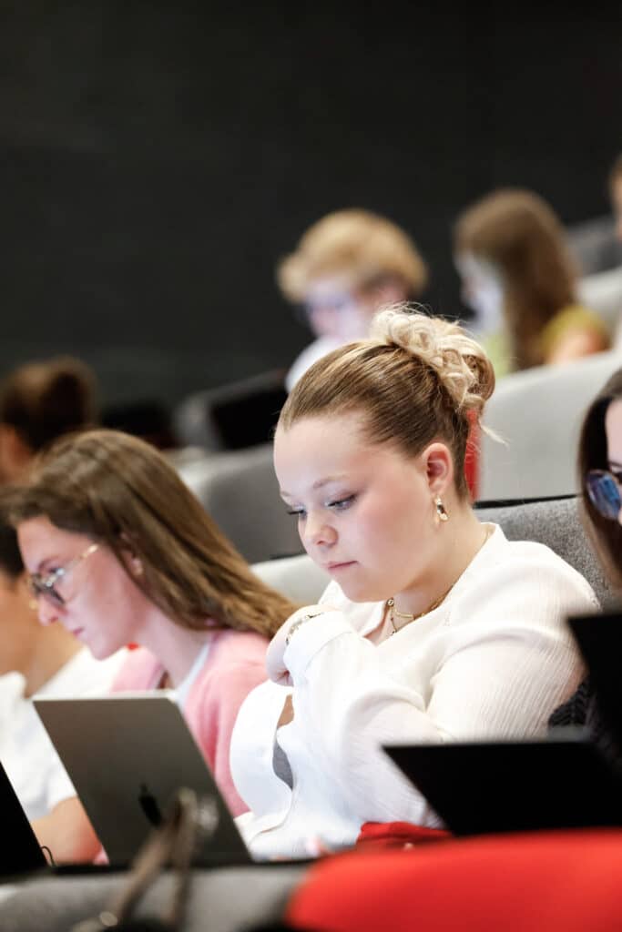 étudiantes en cours amphi
