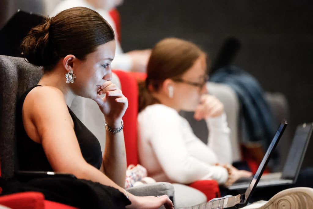 Étudiantes en cours de Prépa Design à l’IFFDEC – travail sur ordinateur portable