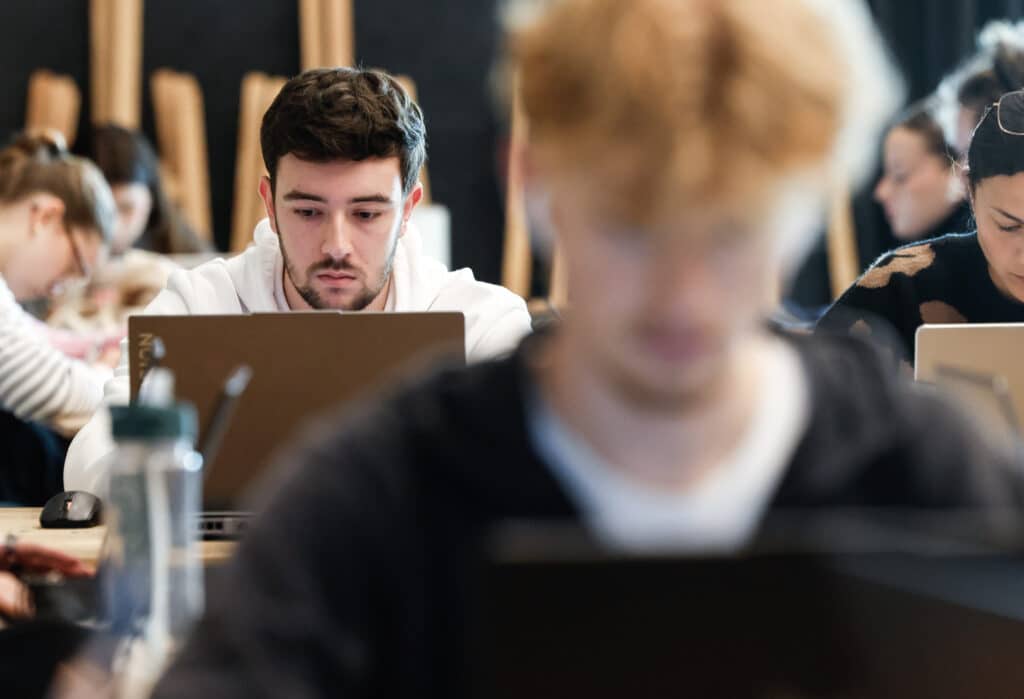 Étudiants de l’IFFDEC en session de travail sur ordinateur à Rennes