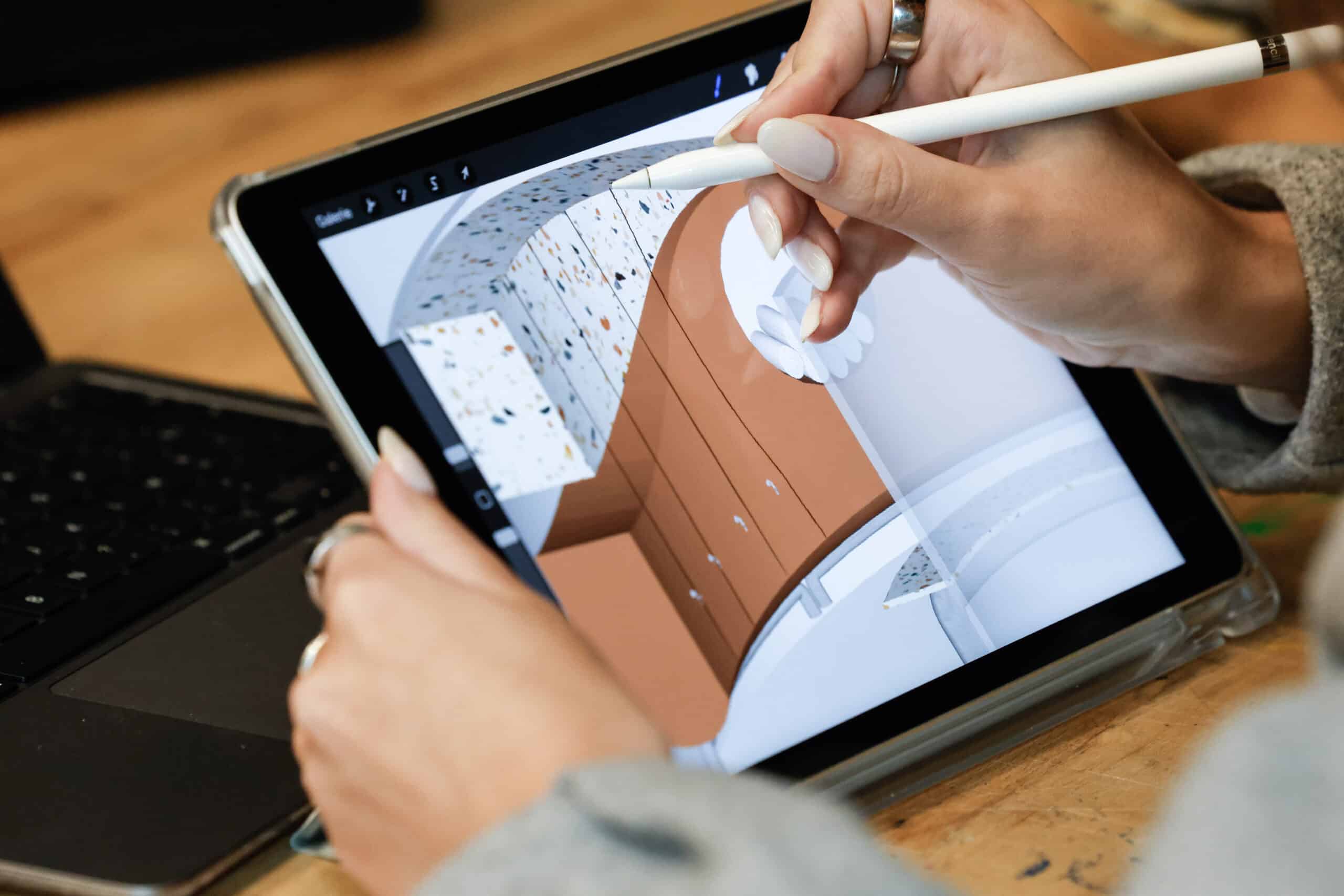 Étudiante de l’IFFDEC travaillant sur un projet 3D de design graphique sur tablette