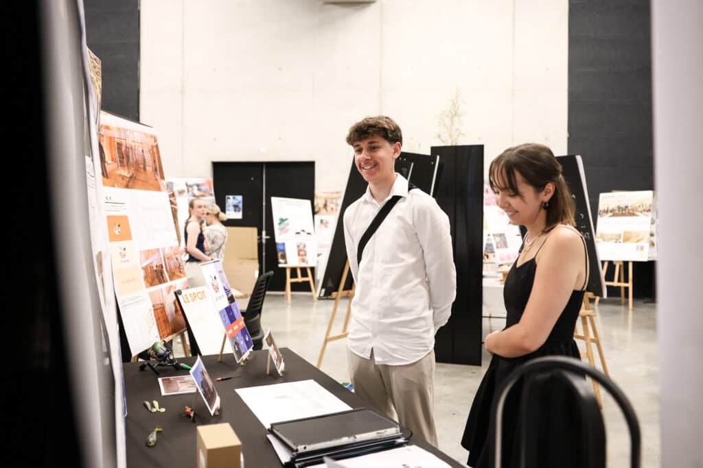 Étudiants de l’IFFDEC présentant leurs projets de design lors d’une exposition en fin d’année.