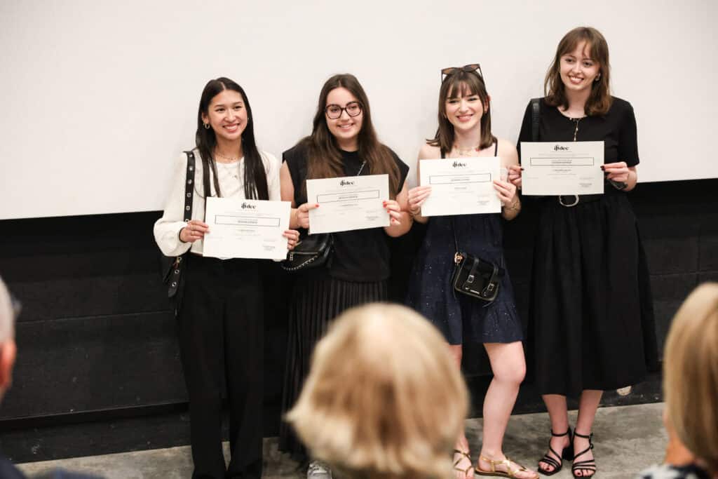 Quatre étudiantes de l’IFFDEC posant avec leur certificat lors de la cérémonie de fin d’année.