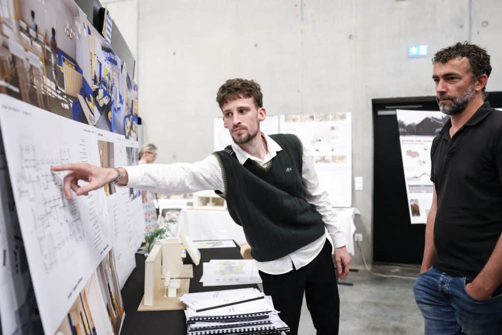 étudiant devant son projet 