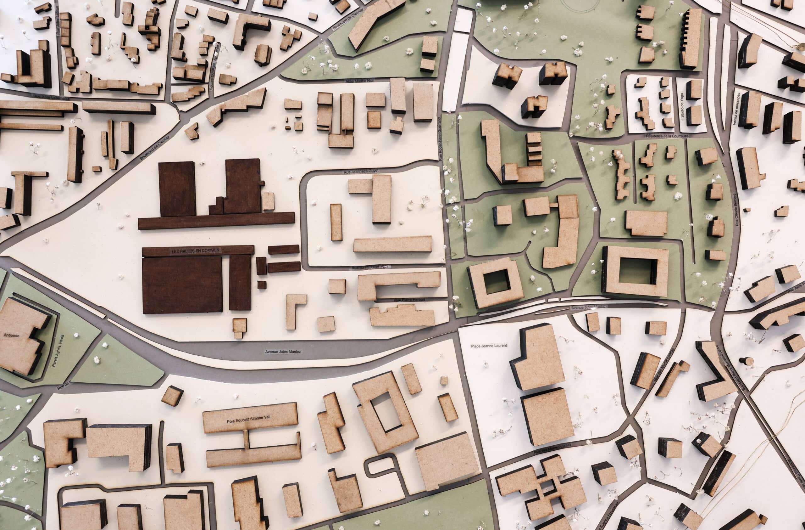 Maquette d’étude urbaine réalisée par un étudiant de l’IFFDEC, représentant un quartier avec ses infrastructures.