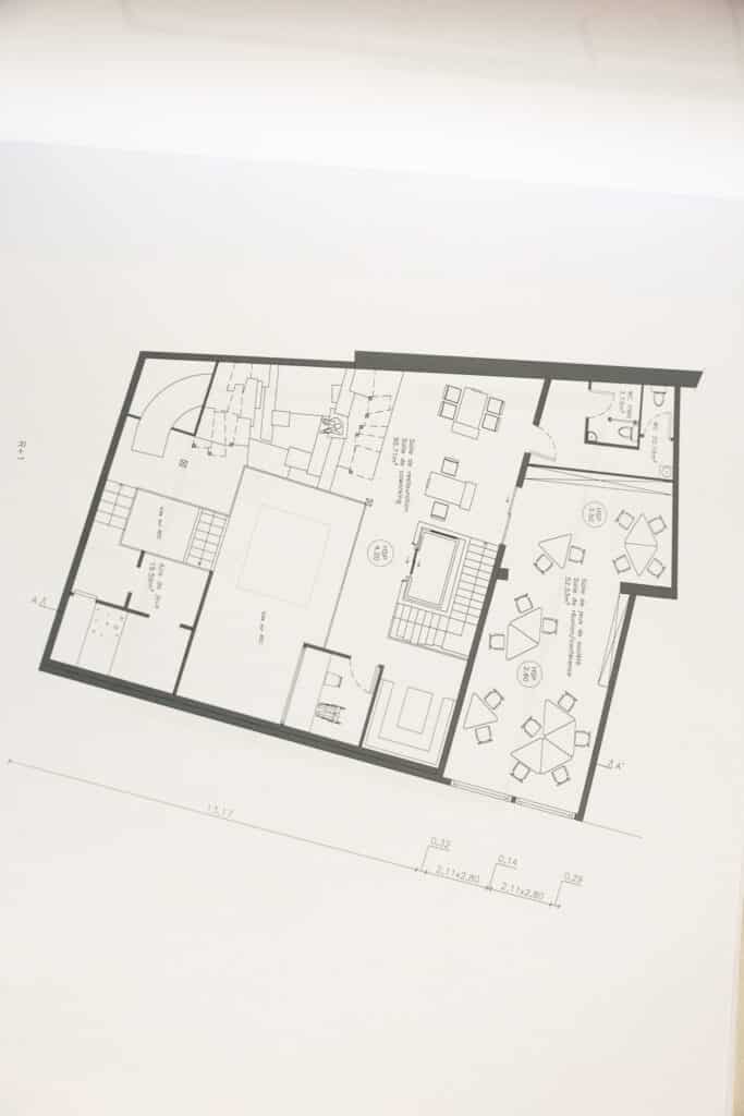 Plan d’étage dessiné par un étudiant en design d’espace à l’IFFDEC, incluant des espaces de coworking, de jeux et de restauration.