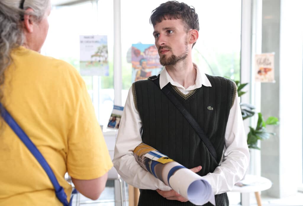 étudiant discutant avec un professionnel