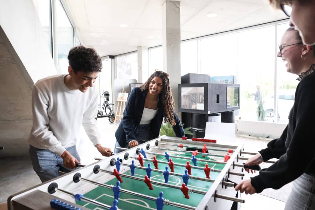 étudiants jouant au babyfoot à rennes