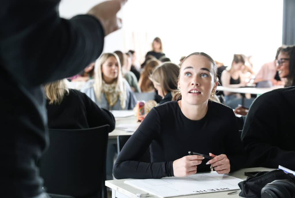 Étudiante de l’IFFDEC en pleine session de cours, attentive aux explications de l’intervenant.