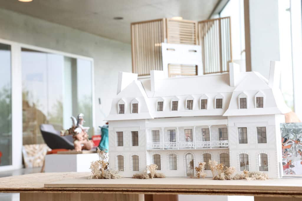 Maquette d’un bâtiment réalisée par un étudiant en architecture d’intérieur à l’IFFDEC Rennes.