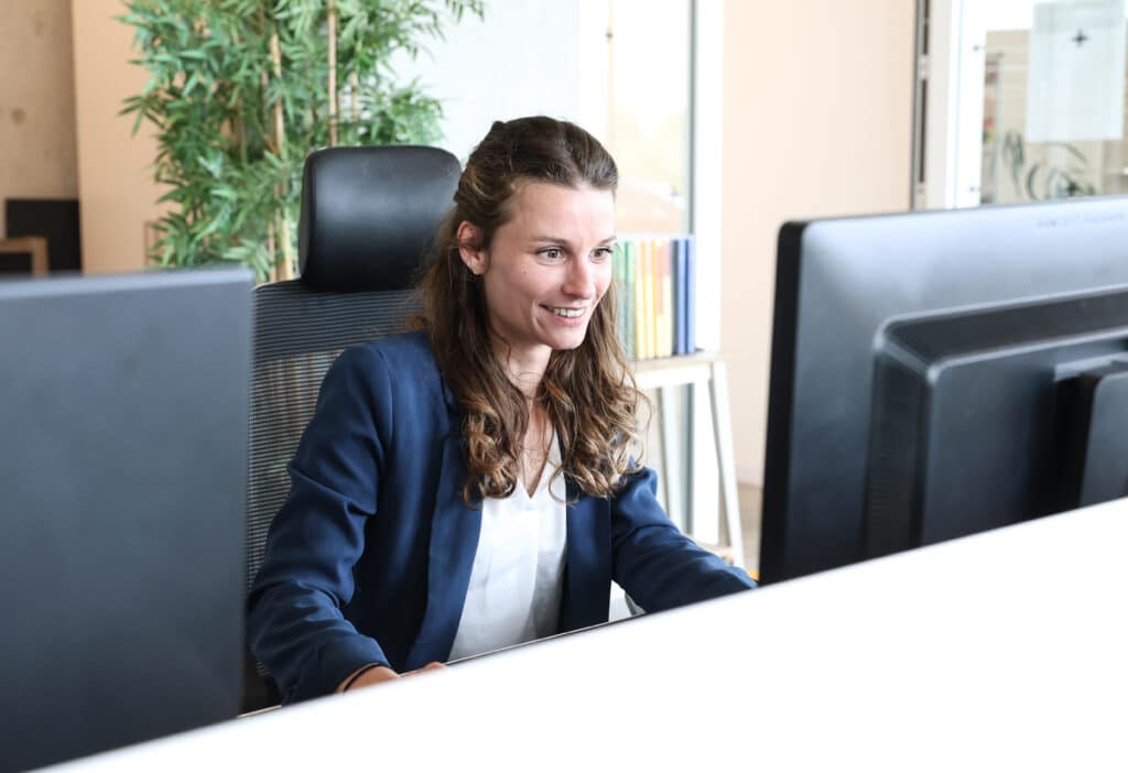 Conseillère de l’IFFDEC en pleine session d’échange avec un étudiant, dans les locaux de l’école à Rennes.