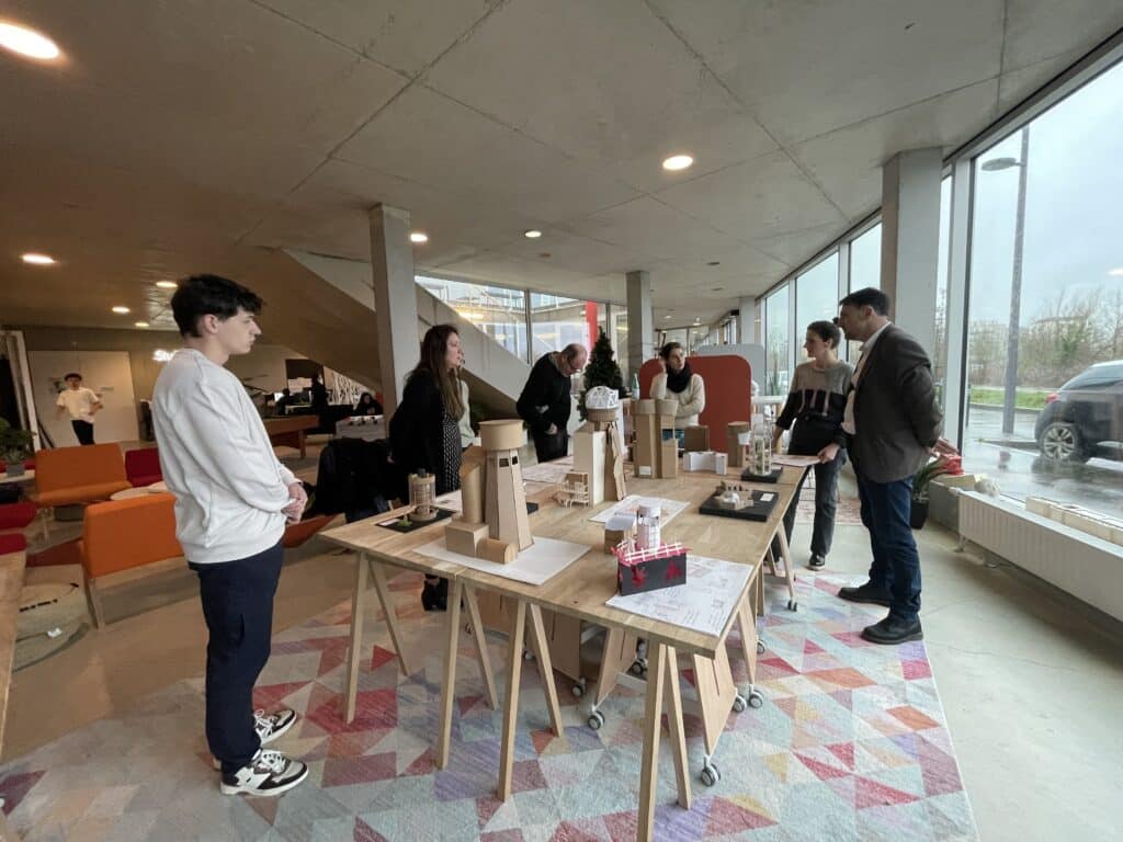 Étudiants de l’IFFDEC présentant leurs maquettes de design d’espace à un jury dans les locaux de l’école à Rennes.