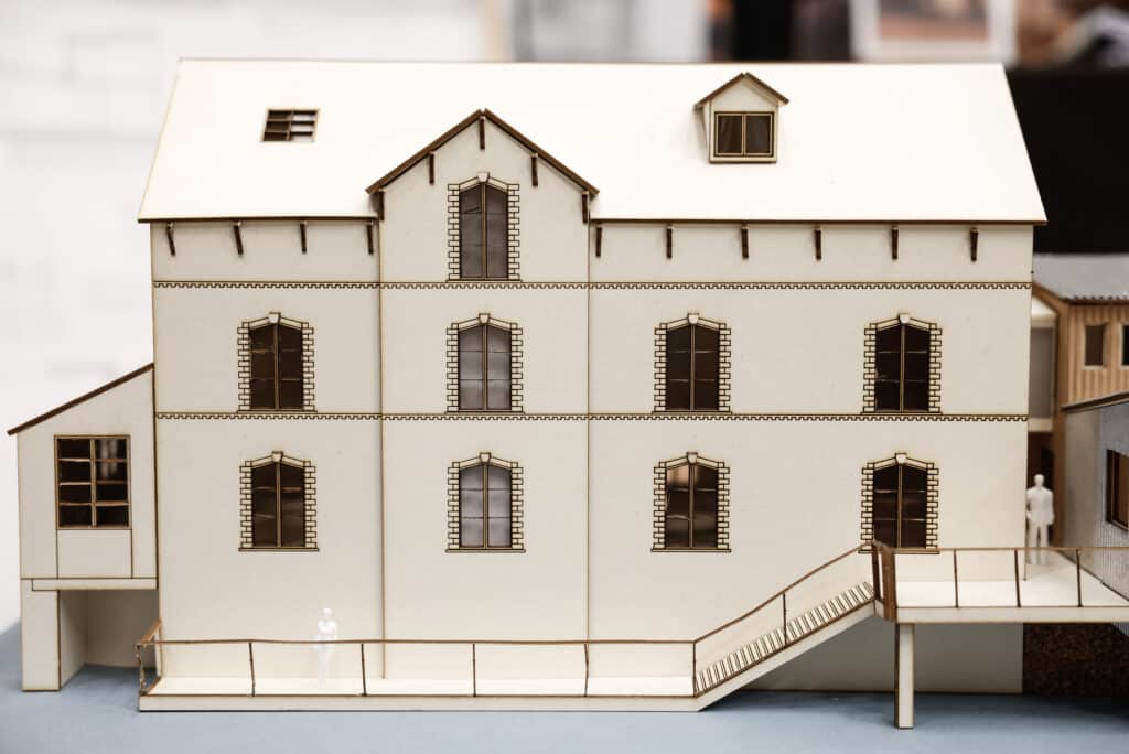 Maquette architecturale d’un bâtiment à trois étages avec façade symétrique, réalisée dans le cadre d’un projet à l’IFFDEC.