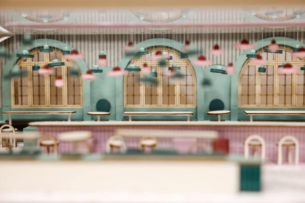 Maquette d’un espace intérieur coloré réalisé par un étudiant en design d’espace à l’IFFDEC.
