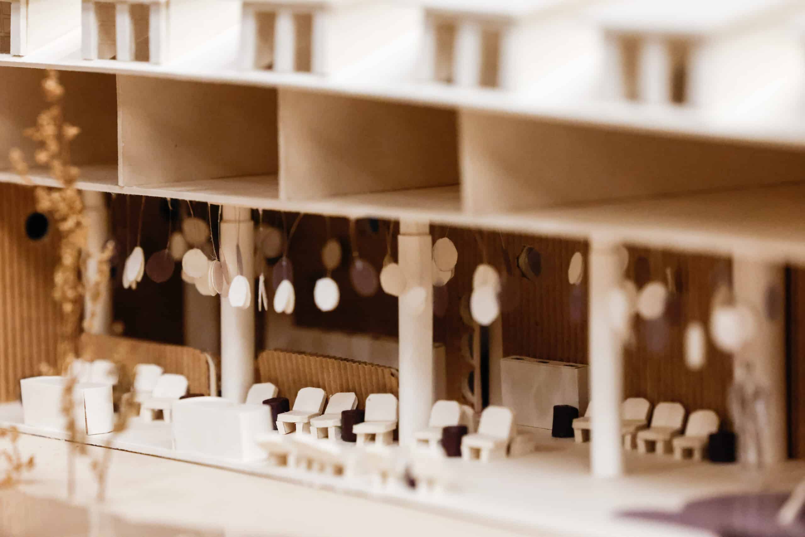 Maquette architecturale détaillée d’un espace intérieur à l’IFFDEC, mettant en valeur un aménagement avec assises et suspensions décoratives.