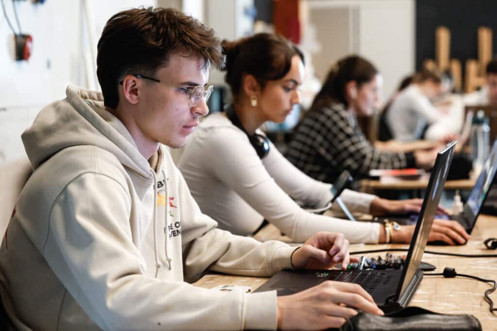 Étudiants de 1re année en Design Graphique à l’IFFDEC travaillant sur leurs évaluations