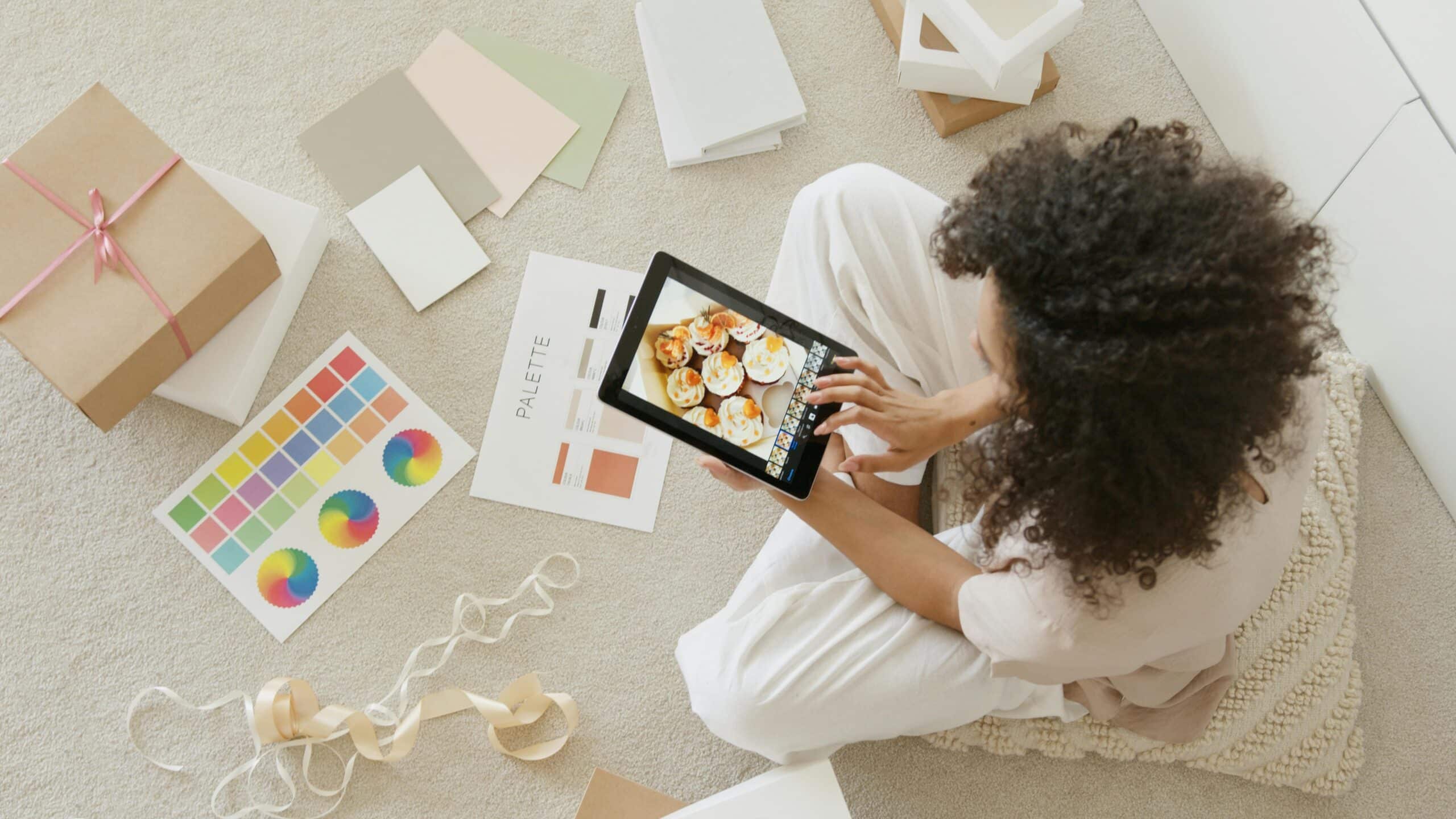 femme qui design un produit