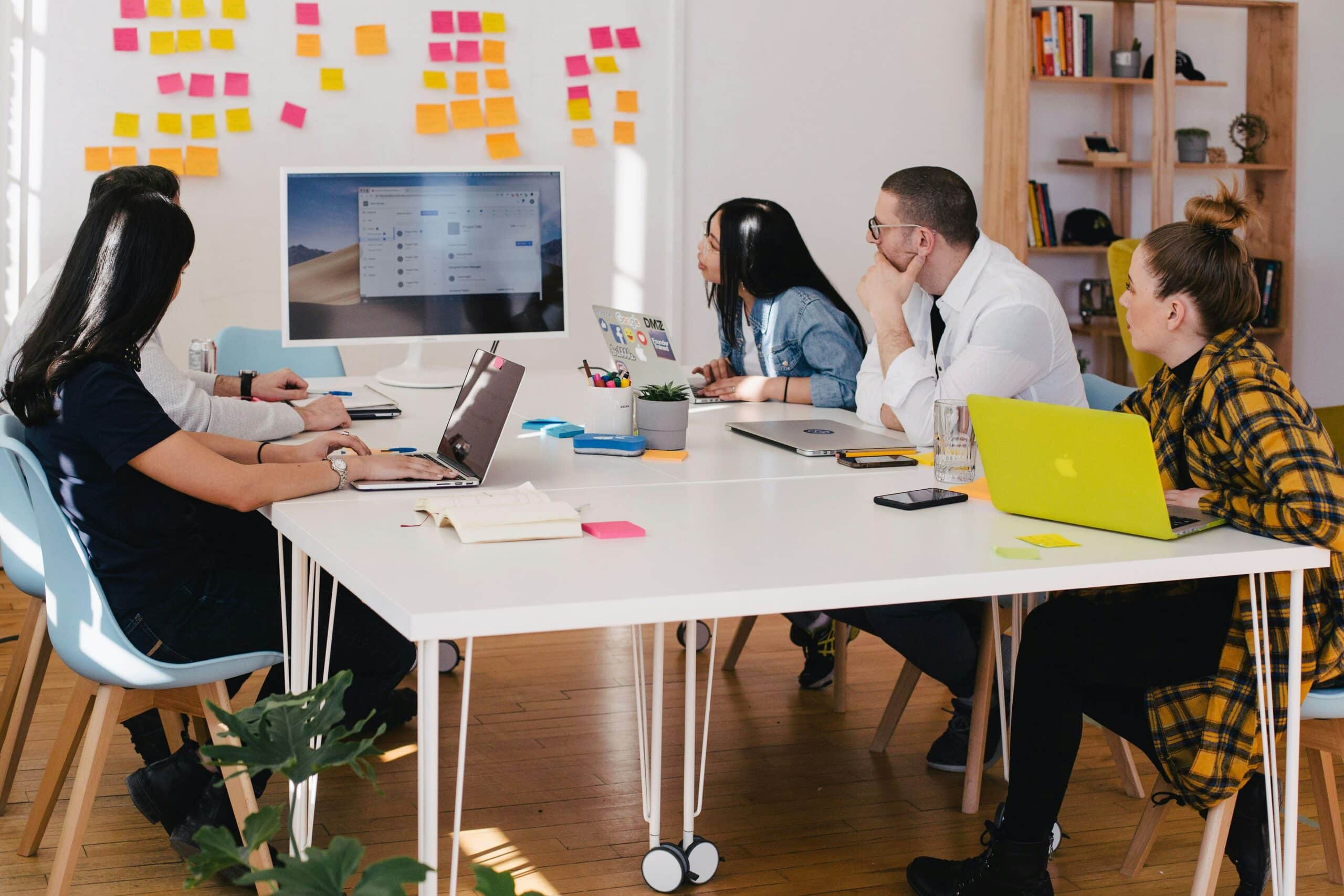 hommes et femmes en train d'exercer le métier de designer produit