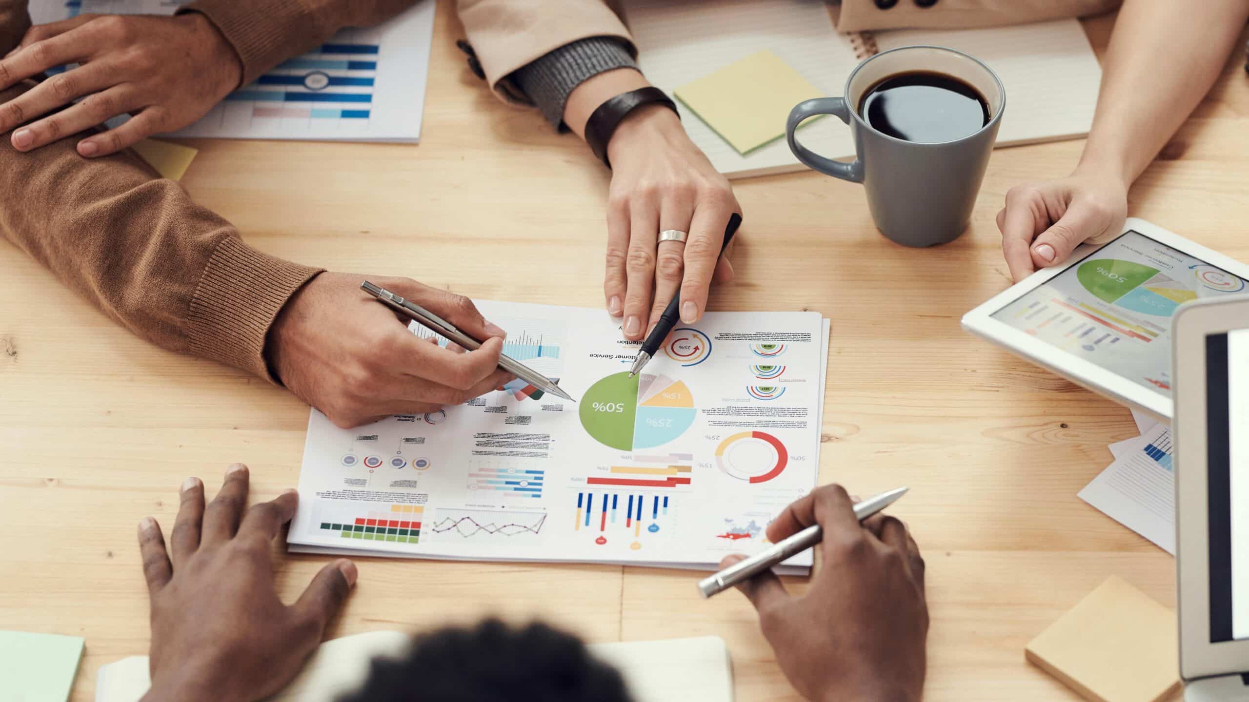 personnes travaillant en paid media