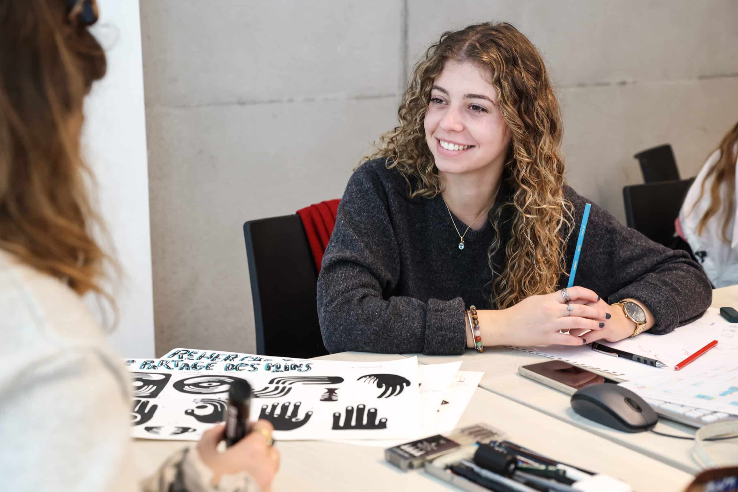 étudiante en plein cours design