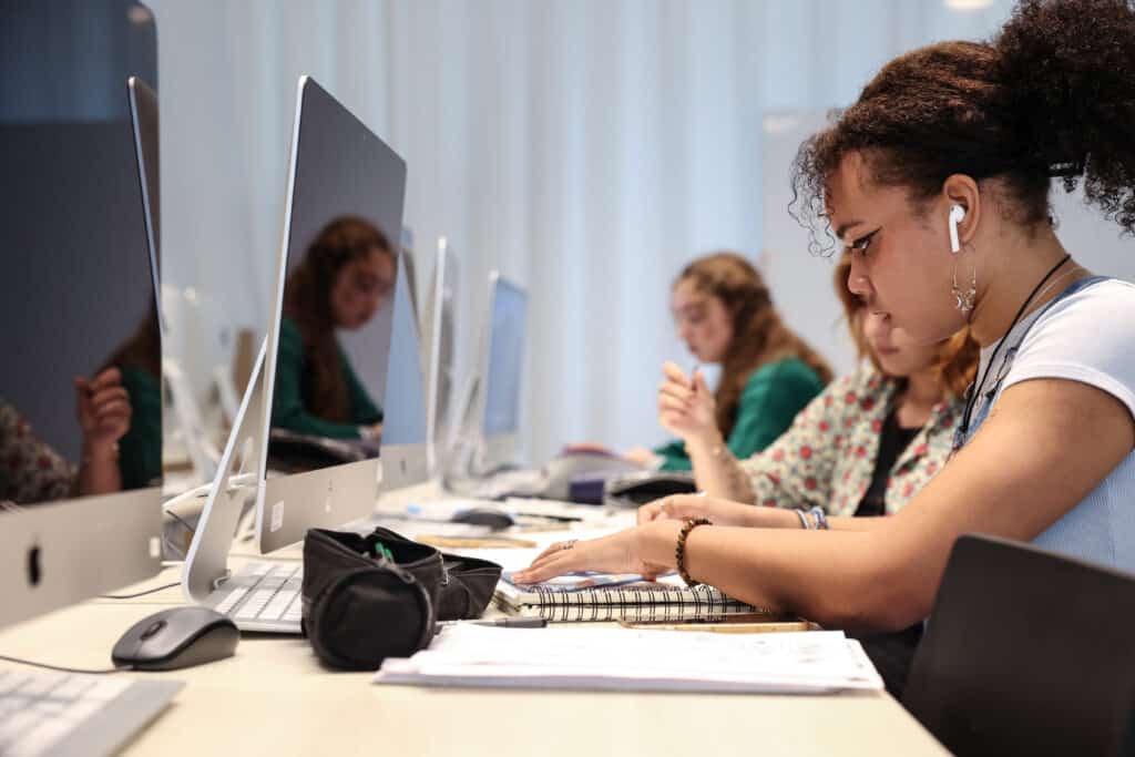 étudiante en train de travailler