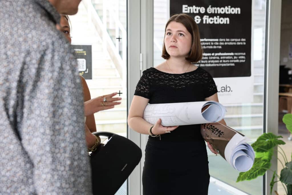 étudiante devant une affiche du LAB écoles créatives