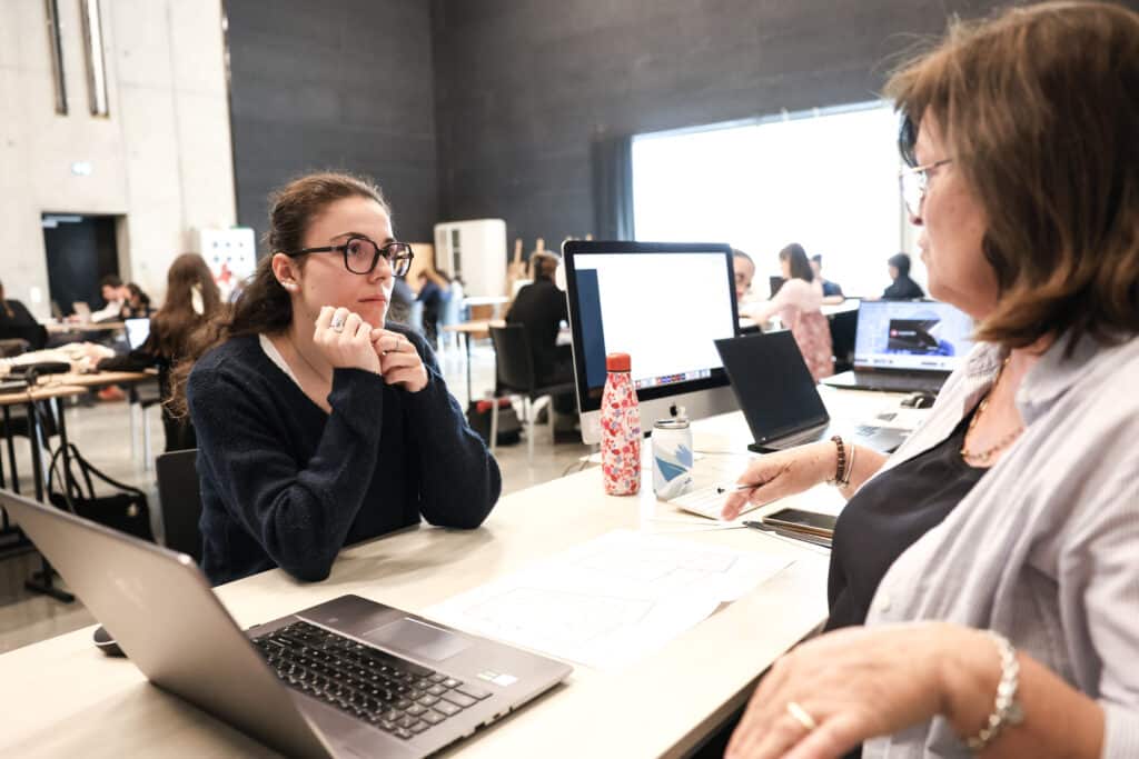 accompagnement prof élève dans une salle
