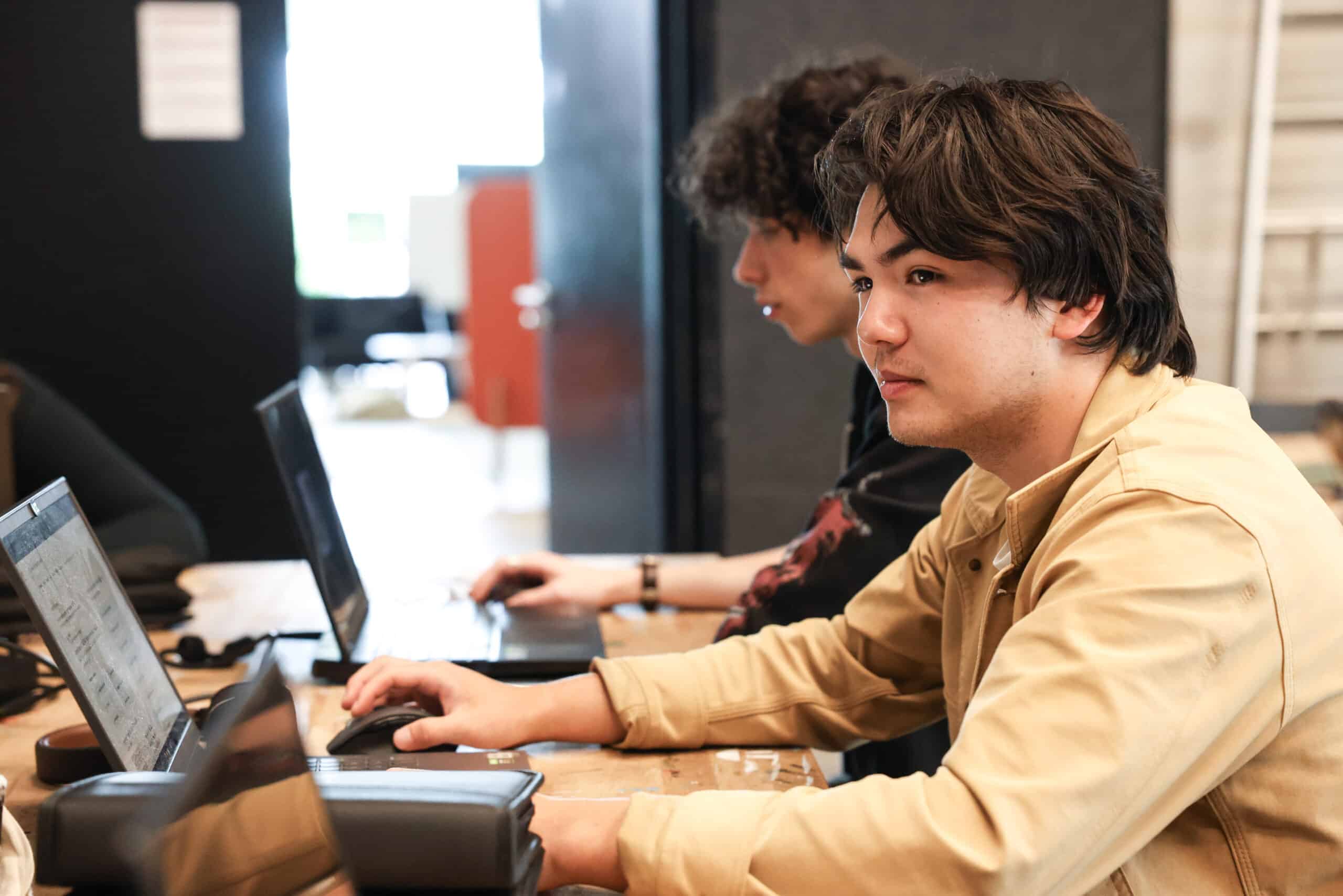 étudiant avec  son ordinateur 