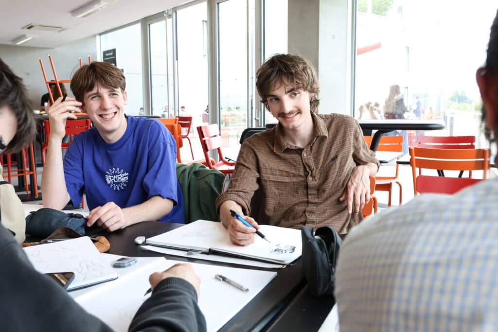 étudiants en train d'échanger