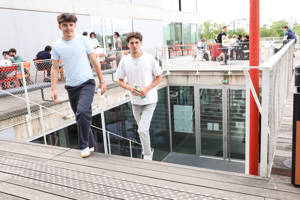 étudiants montant des marche de la terrasse
