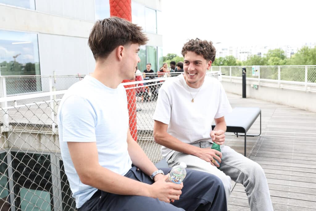 étudiant discutant sur la terrasse
