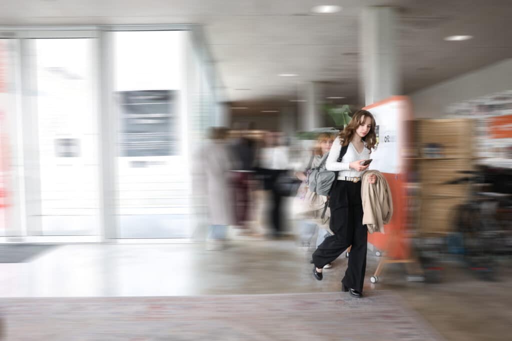 étudiante dans le hall de l'école