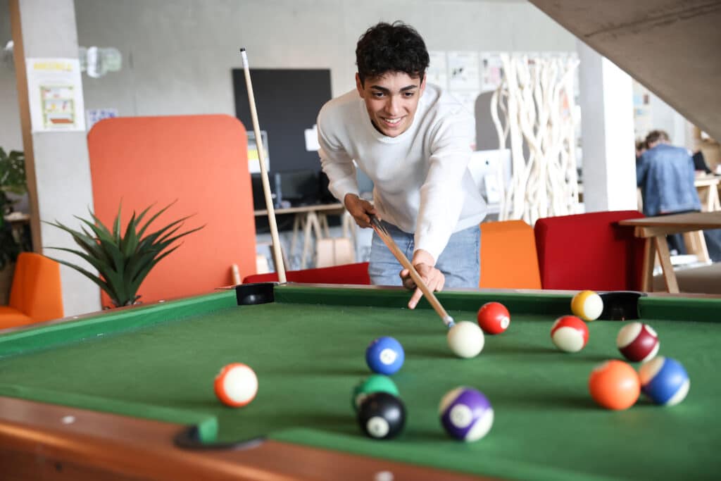 étudiant jouant au billard