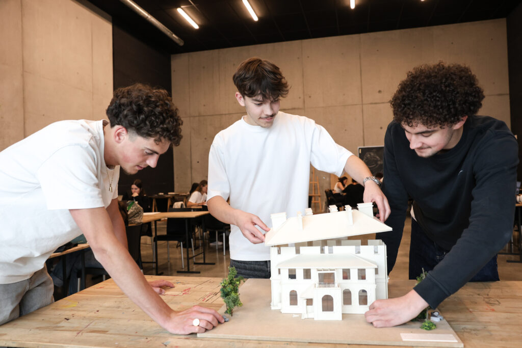 étudiants regardant la maquette