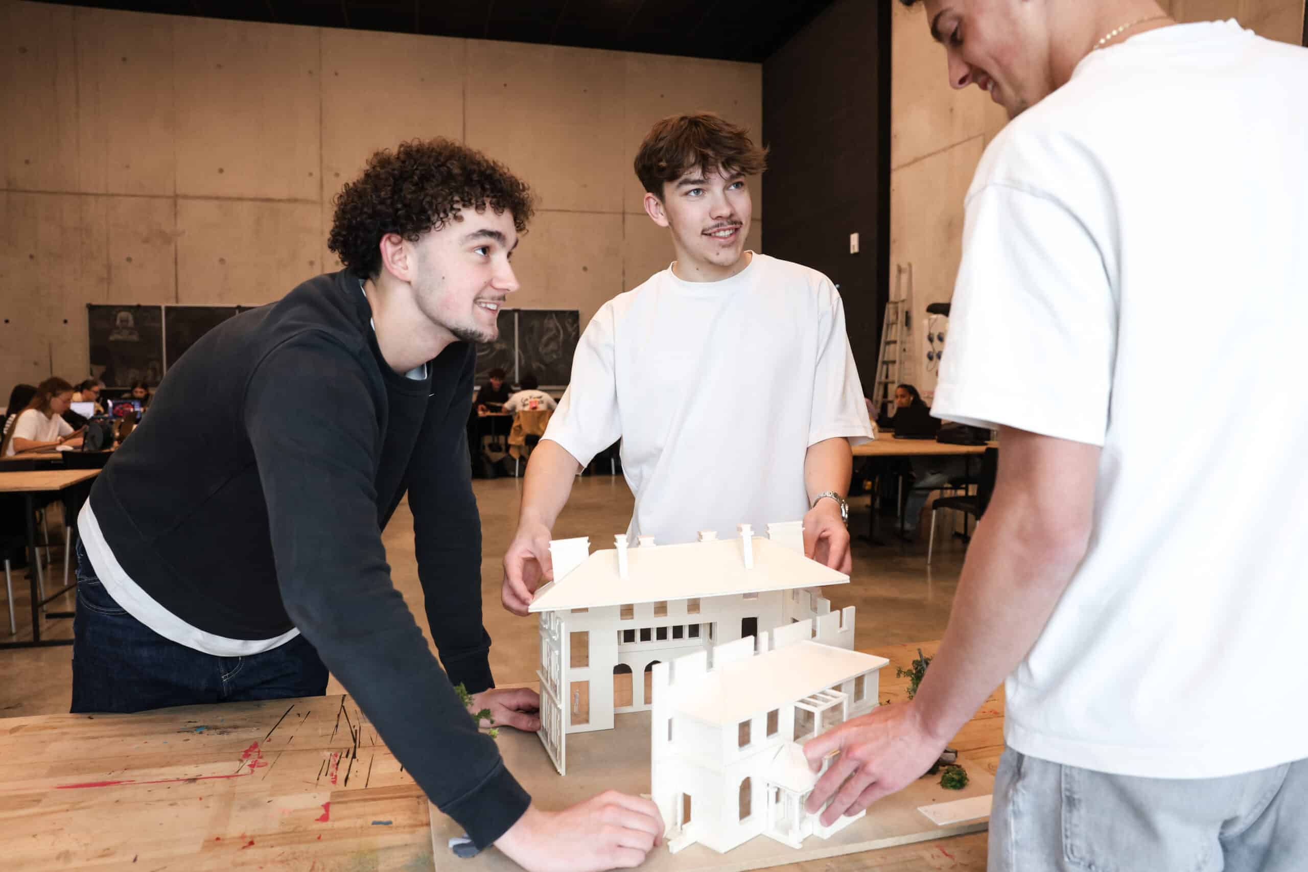 étudiants avec leur maquette