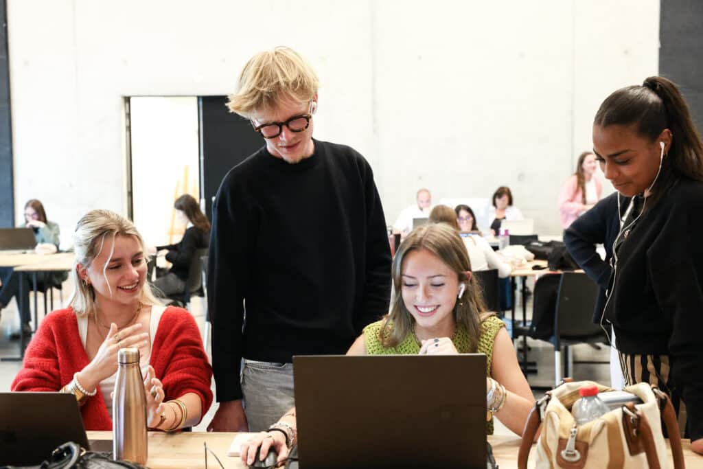 étudiant sur ordinateur