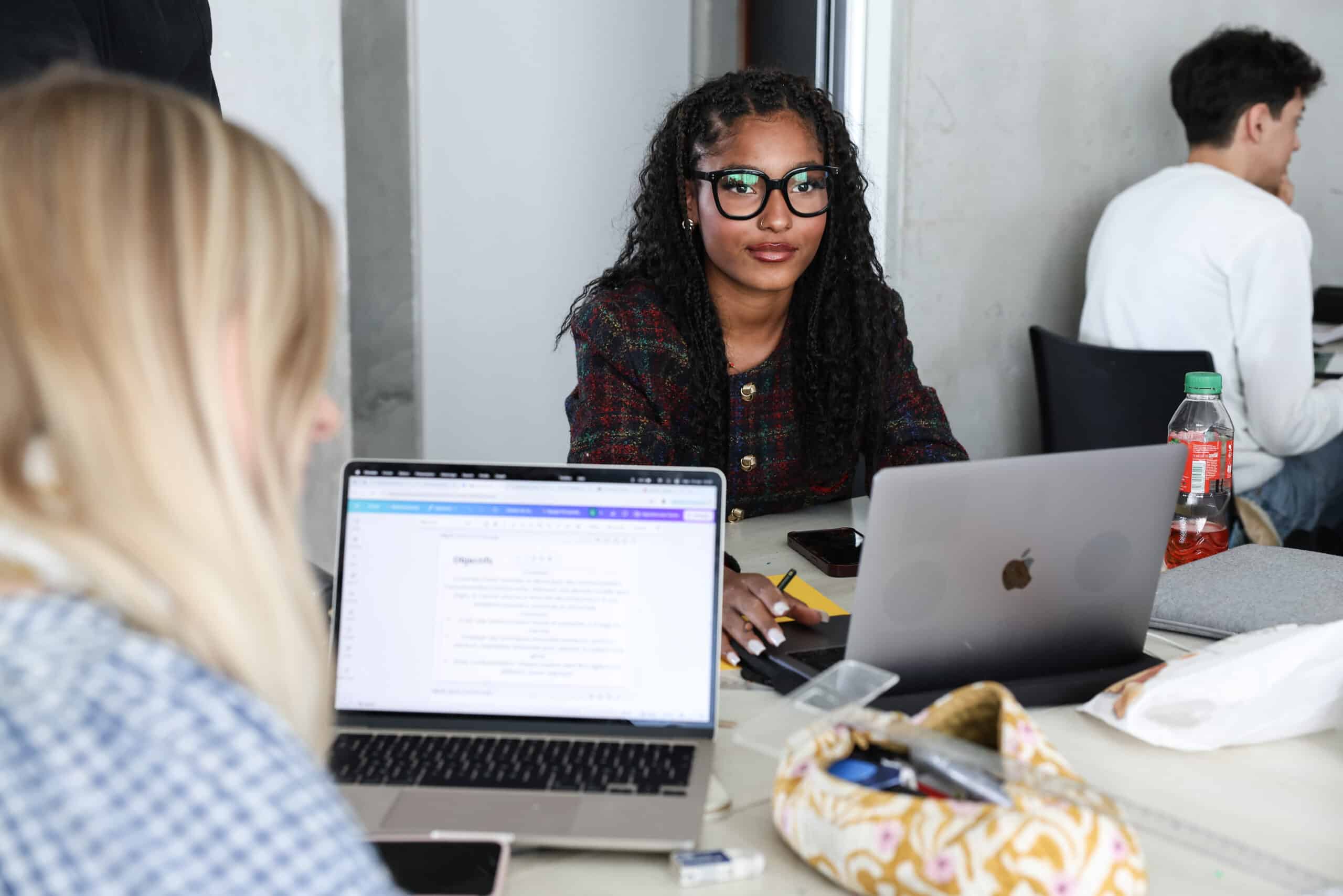 deux jeunes femmes étudiantes en design