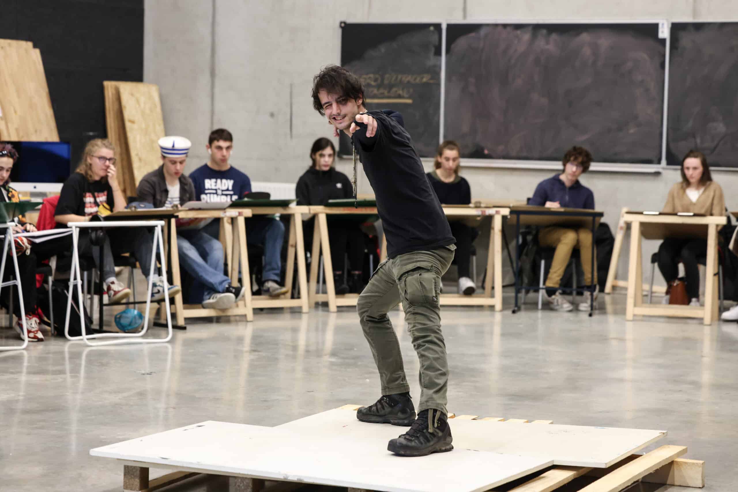 étudiant posant pour cours