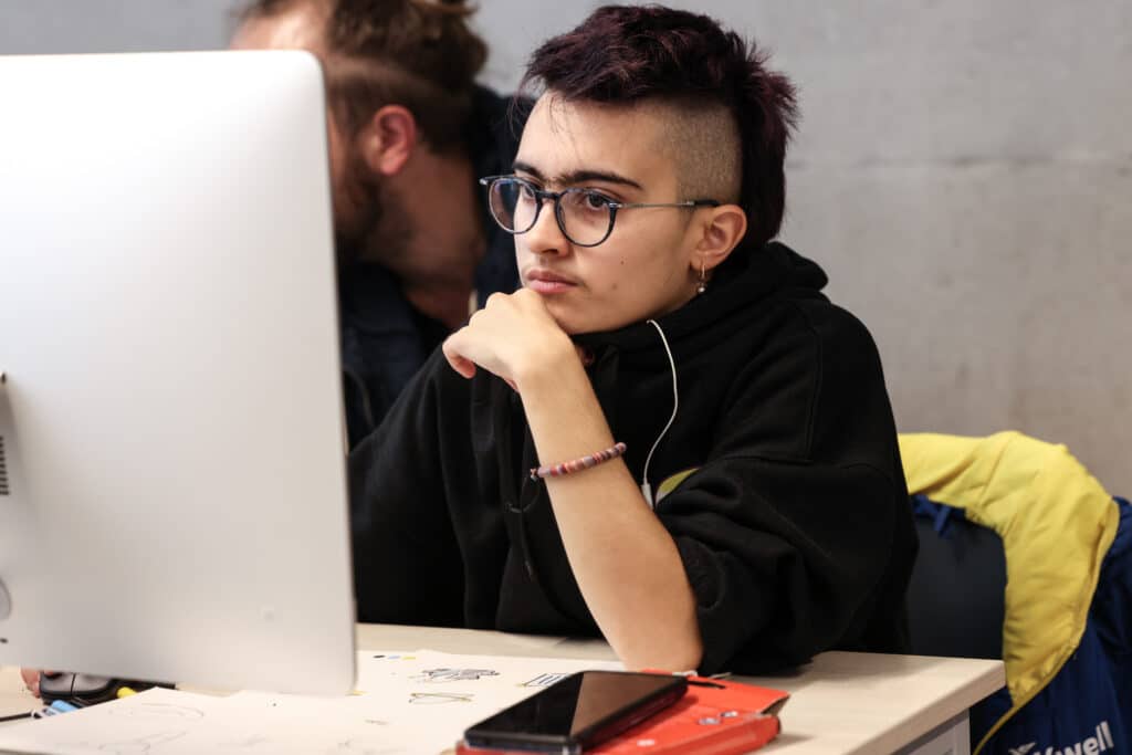 étudiant en train de travailler sur ordinateur