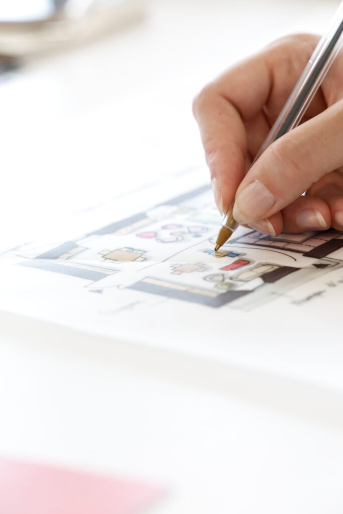 photo mains en train de travailler sur un projet d'architecture d'intérieur