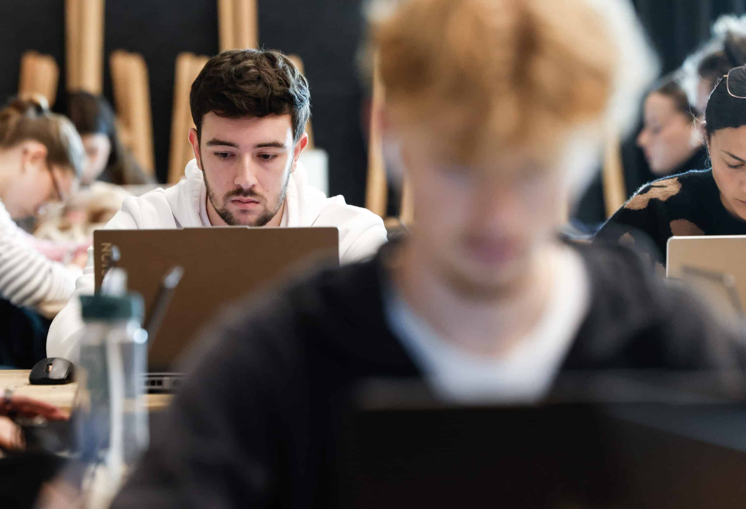 étudiants en apprentissage sur leur ordinateur