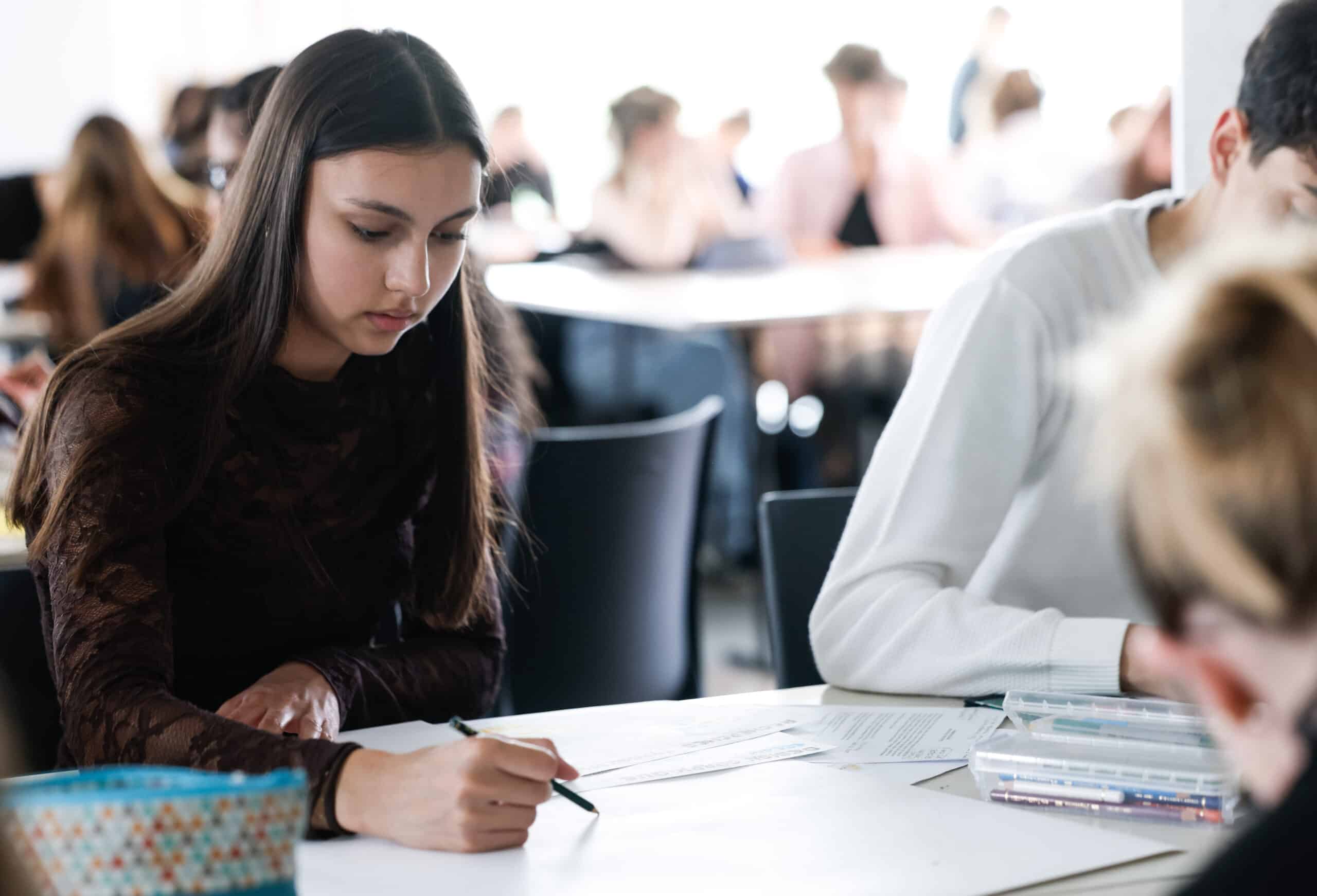 étudiante en train de travailler