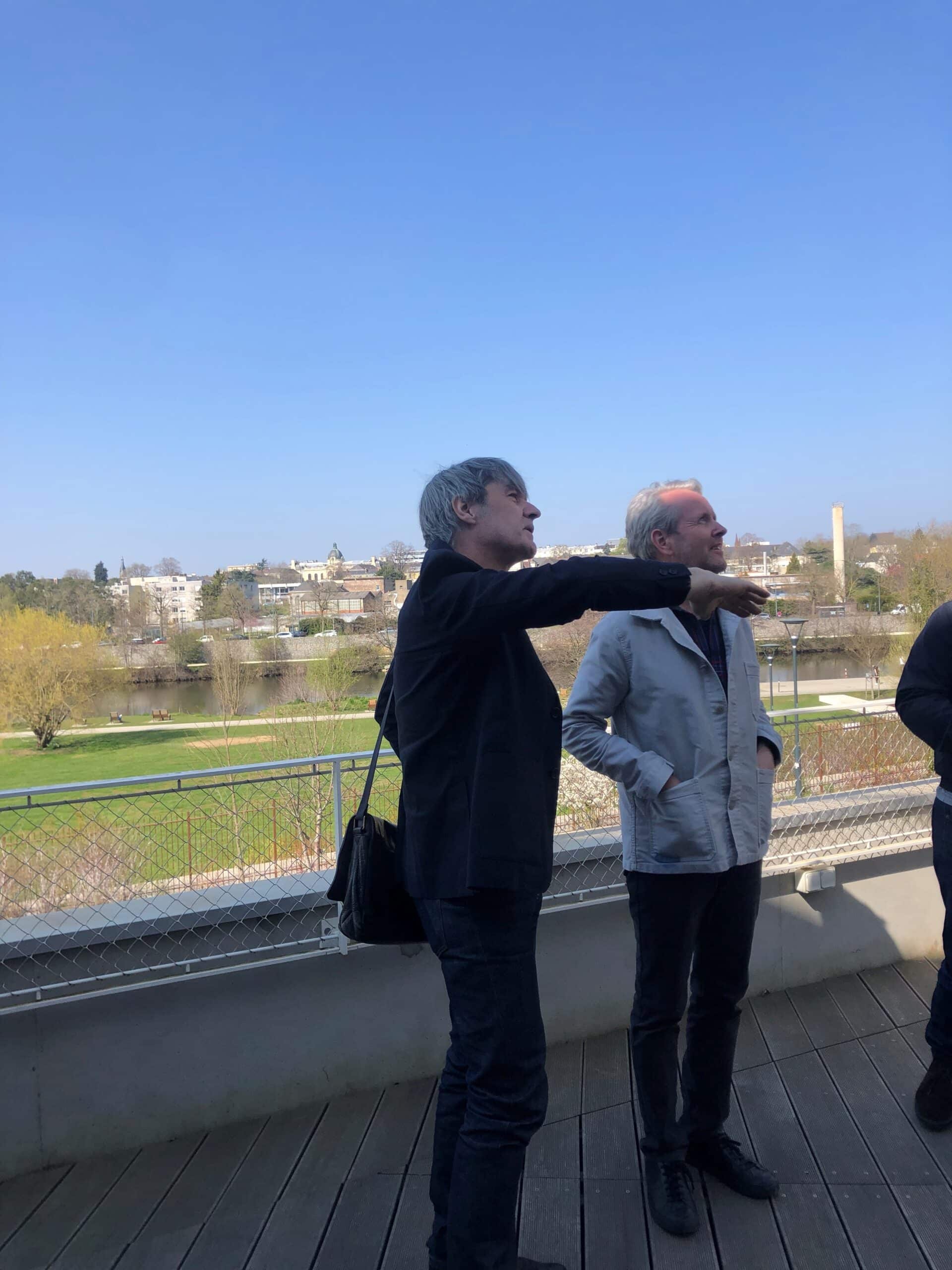 Quand Philippe Dubus fait visiter le campus à Ronan Bouroullec 