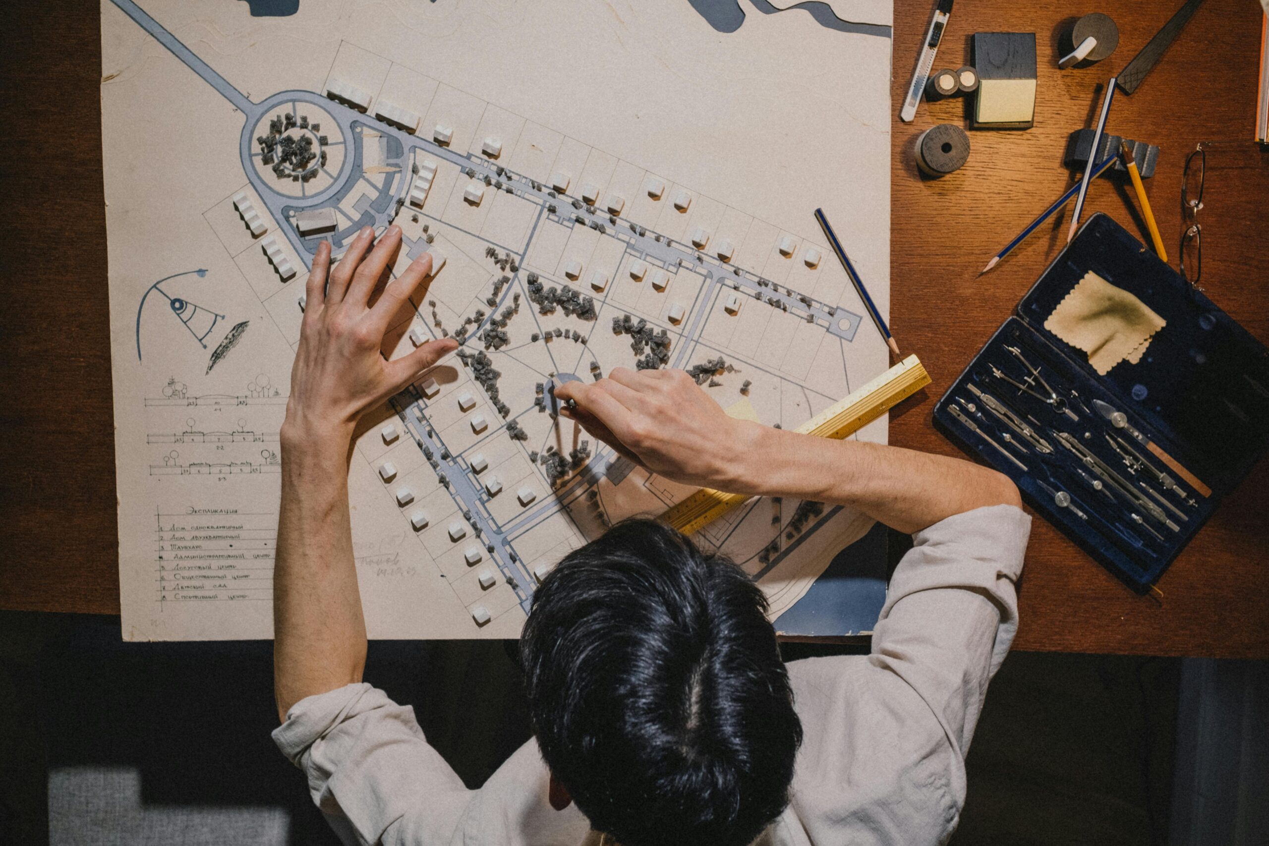 personne en train d'exercer le métier de architecte paysagiste 