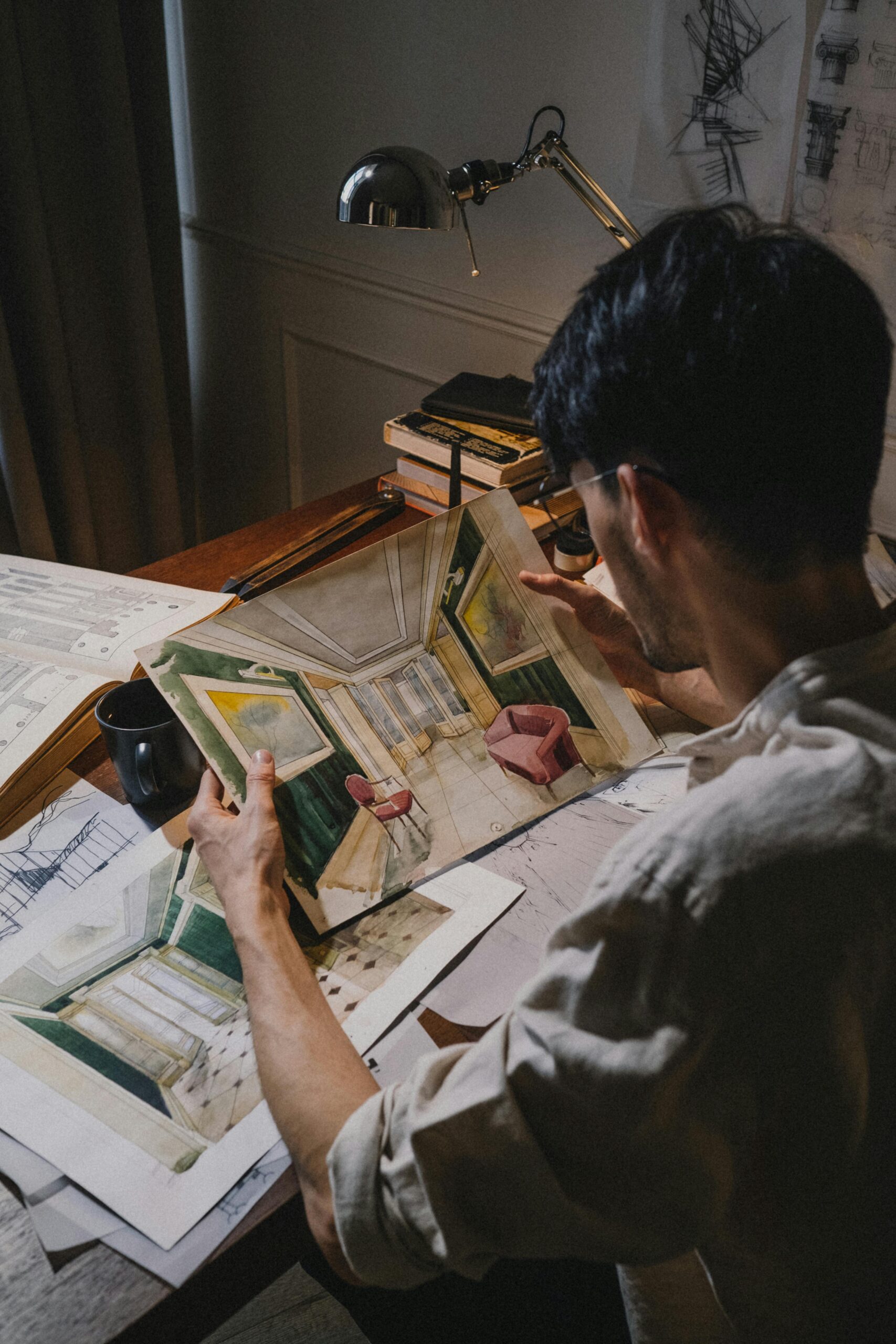 homme en train de regarder de regarder des visuels d'agencement de pièces aménagées