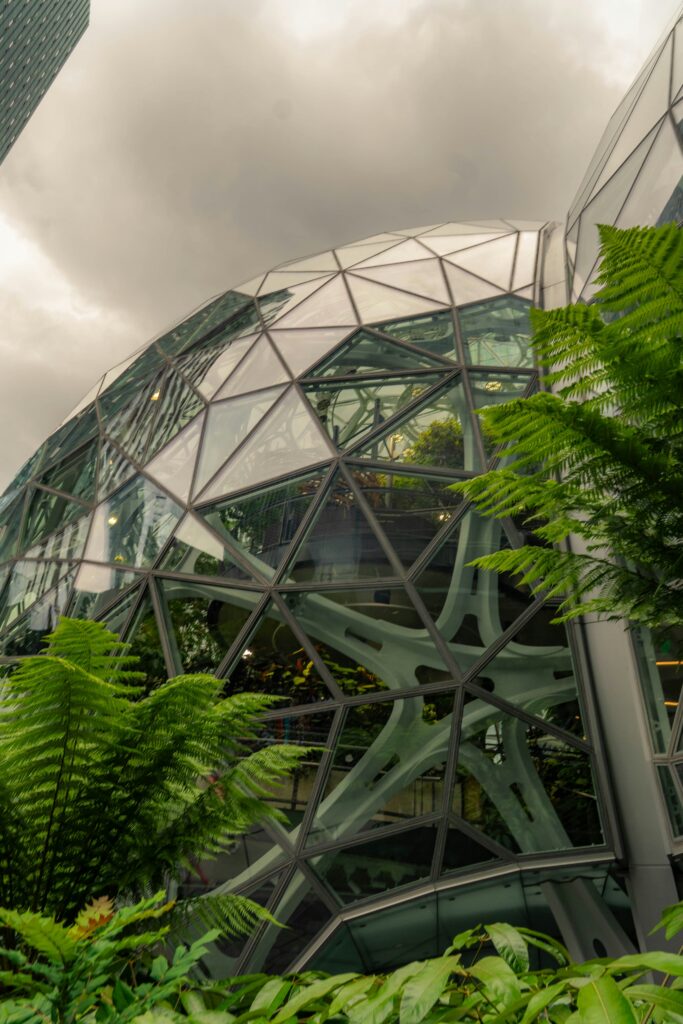 bâtiment en sphère entouré de design biophilique