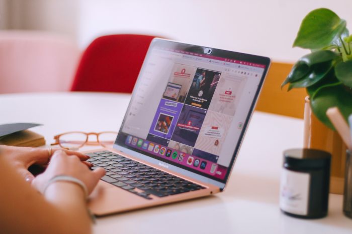 femme en train d'exercer le métier de community manager