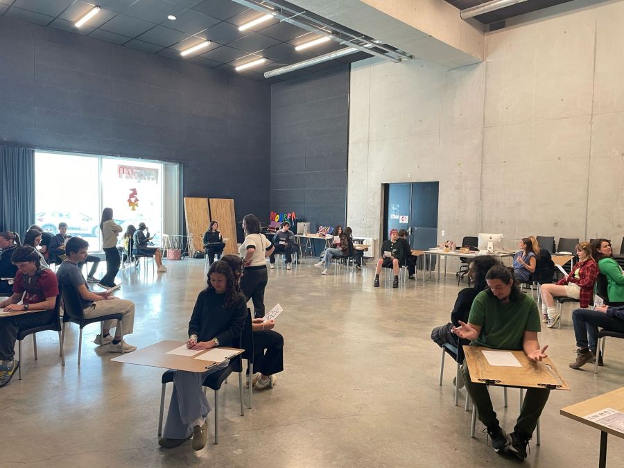 rencontre des futurs élèves dans une grande salle