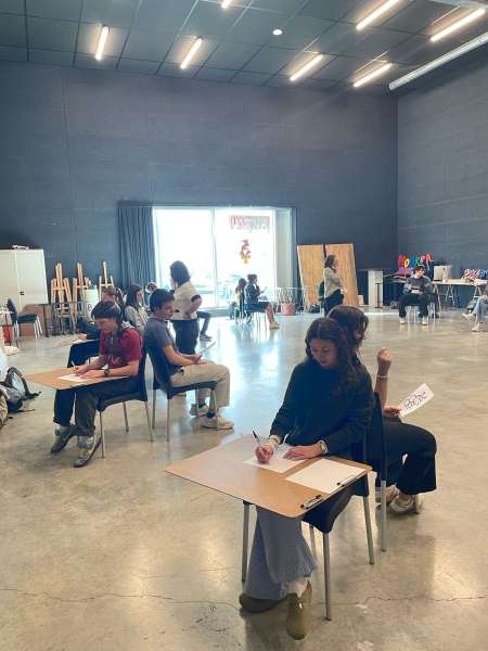 étudiants dos à dos pour un jeu